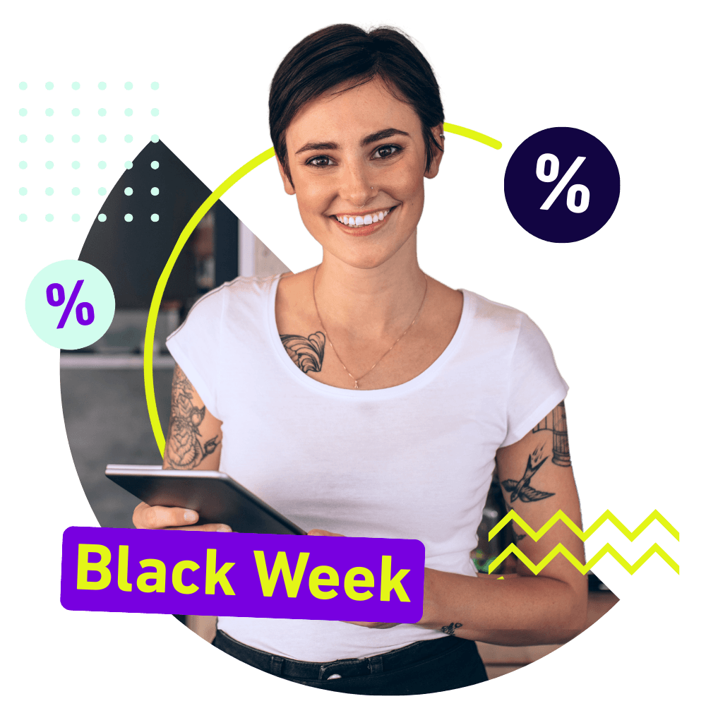 Frau schaut in die Kamera und freut sich über Black Week Sale