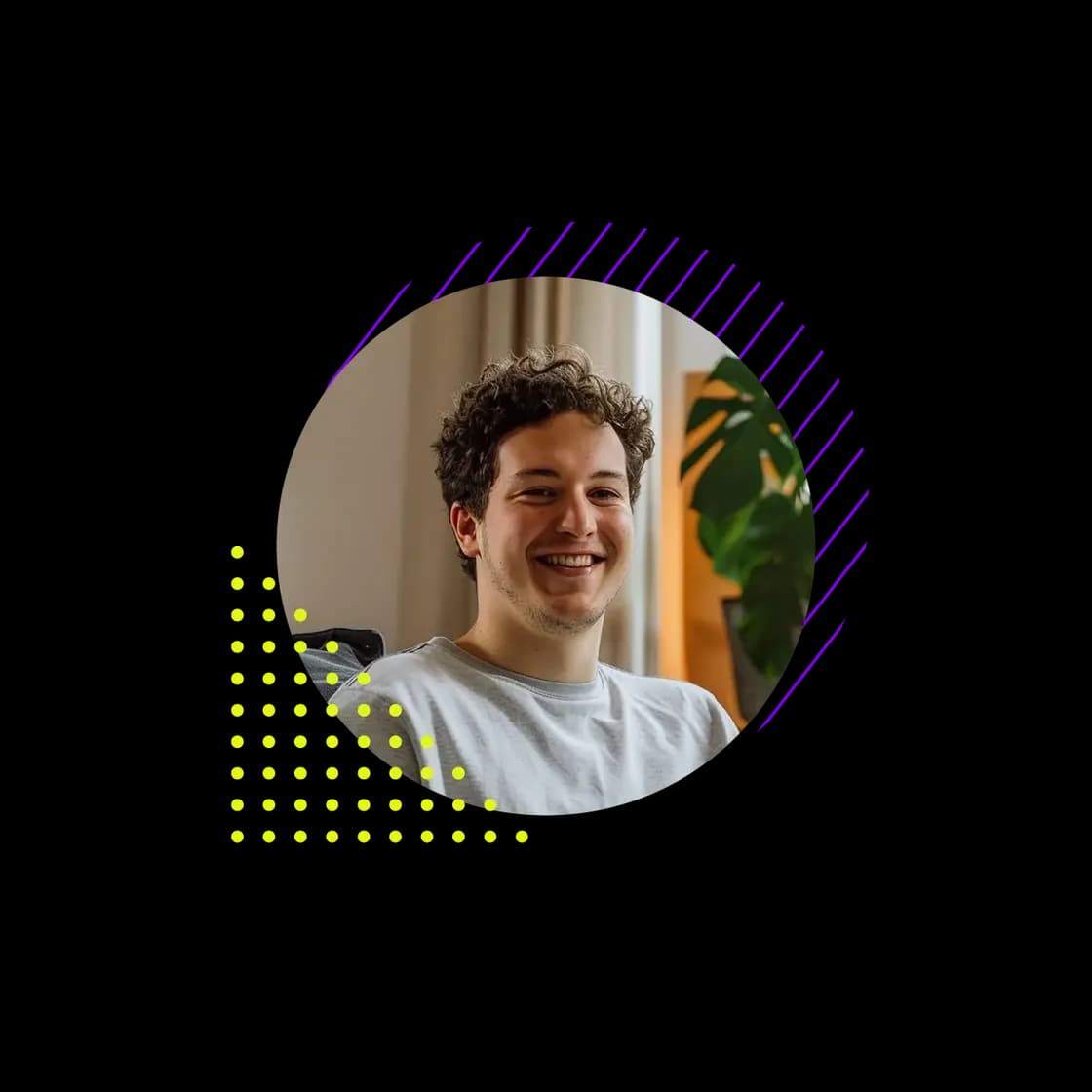 Ein junger Mann mit grauem Pullover lächelt in die Kamera