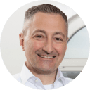 Porträt Mann lächelnd mit dunklen Haaren