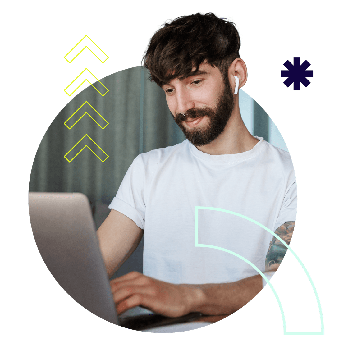 Mann mit braunen Haaren und Bart sitzt am Laptop und hat Kopfhörer im Ohr.